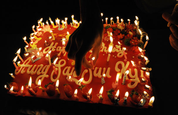 Aung San Suu Kyi 64th: Burma national put candle on Aung San Suu Kyi 64th birthday cake