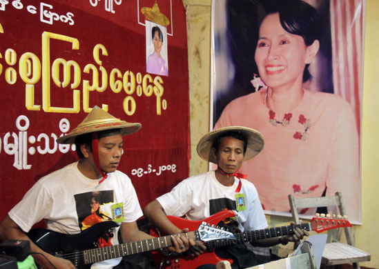 Aung San Suu Kyi 64th: Two guitarists perform songs on Aung San Suu Kyi 64th birthday