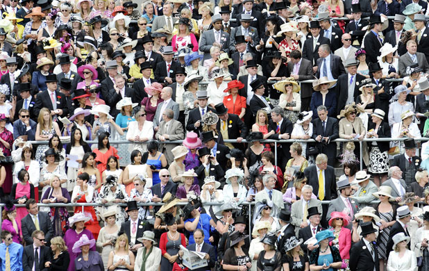 19 June 2009: Berkshire, UK: Racegoers await the arrival of the Queen
