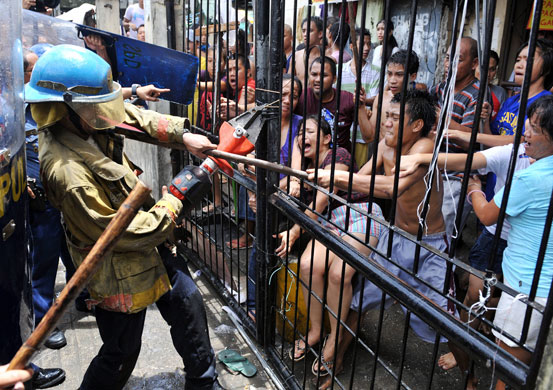 24 hours in pictures: Residents fight with a demolition team Manila, Philippines