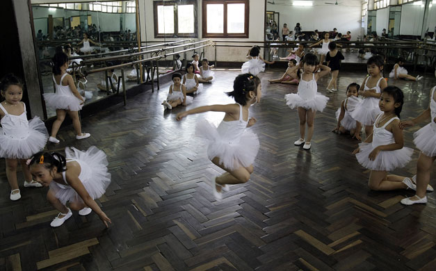 24 hours in pictures: Vietnamese children during their break in a dance class