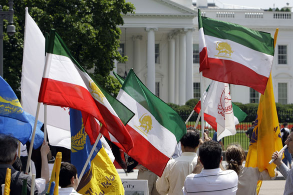Protests about Iran: Washington, USA: Demonstrators protest in front of the White House 