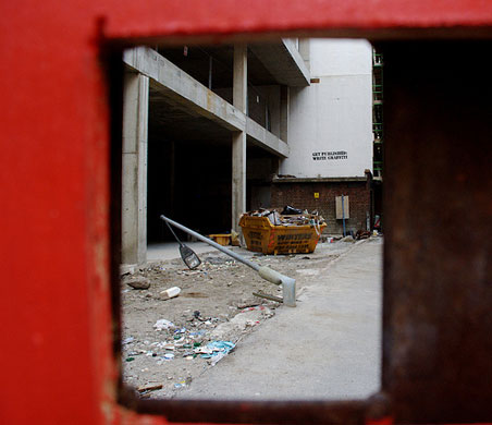 GianLeo Frisari: looking through