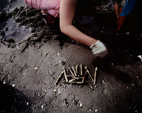 blindeyetom's portfolio: blindeyetom's portfolio digging for razor clams