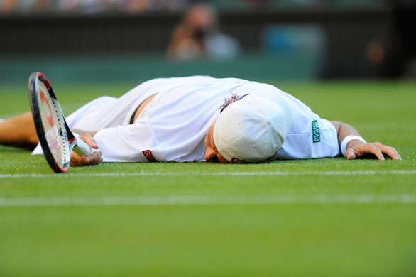 tom wimbledon: Robert Kendrick lies flat out 