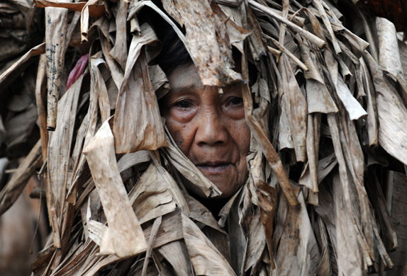24 hours in pictures: Mud covered devotee religious festival in Aliaga