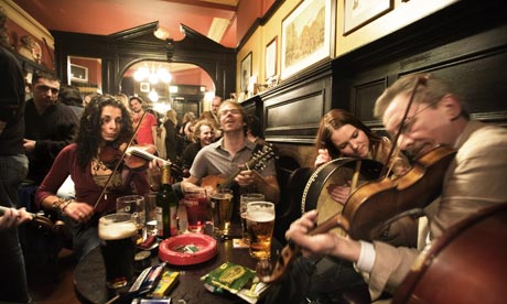 Live traditional folk music at Sandy Bells pub in Edinburgh
