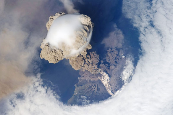 Eyewitness: The Sarychev volcano in an early stage of eruption