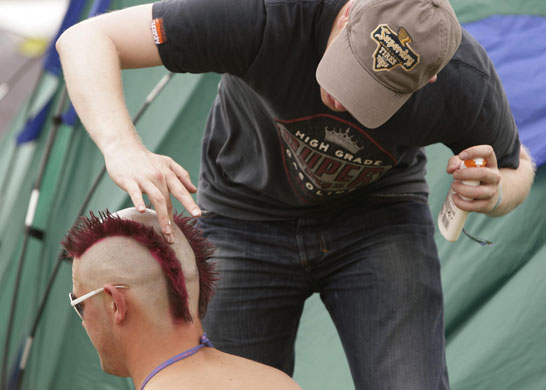 Glastonbury day two: Glastonbury festival 2009 festival goer applies sun lotion