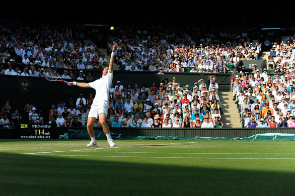 Thursday Wimbledon: Andy Murray serves