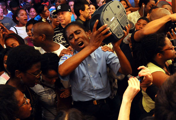 26 June 2009: New York, US: Michael Jackson gather at the Apollo Theatre
