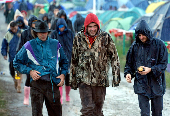 24 Hours: Glasto Weather: Glastonbury Festival 2009 walking in rain