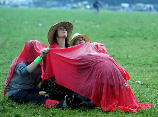 24 Hours: Glasto Weather: shelter from the rain Glastonbury Festival 2009