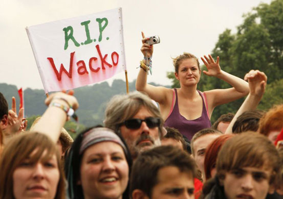 Glasto reacts: MJ's death: N.E.R.D at Glastonbury crowd with michael jackson banner