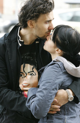 Michael Jackson reactions: People mourn in front of the portrait of pop star Michael Jackson in Moscow