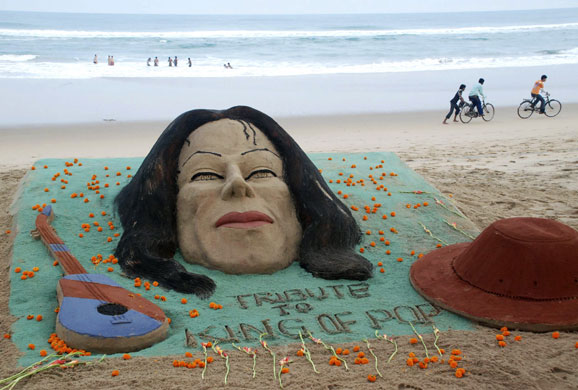 Michael Jackson reactions: Sand sculptures of Michael Jackson India