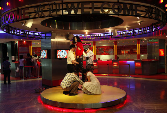 Michael Jackson reactions: Wax figure of Michael Jackson at Madame Tussauds Wax Museum China