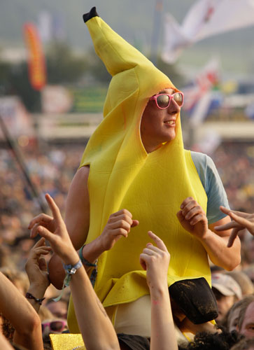 Glastonbury crowds: Glastonbury crowds fancy dress lady gaga