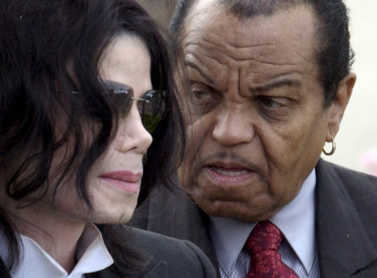 Michael Jackson souvenir: Michael Jackson with his father Joe 2005 Santa Barbara County Courthouse