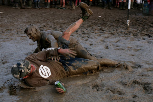 Godwin Glastonbury day 2: Martin Godwin: Glastonbury 2009 mud beer