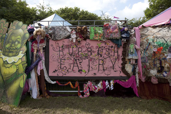 Trash City: Saturday at Glastonbury 2009: Trash City