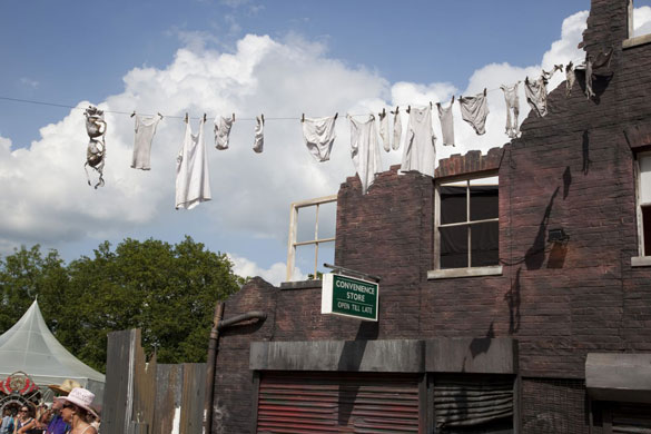Trash City: Saturday at Glastonbury 2009: Trash City