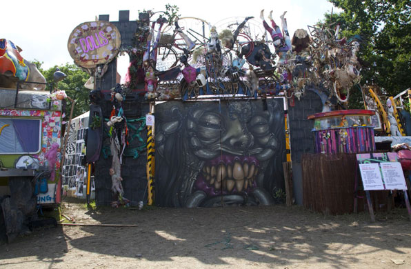 Trash City: Saturday at Glastonbury 2009: Trash City