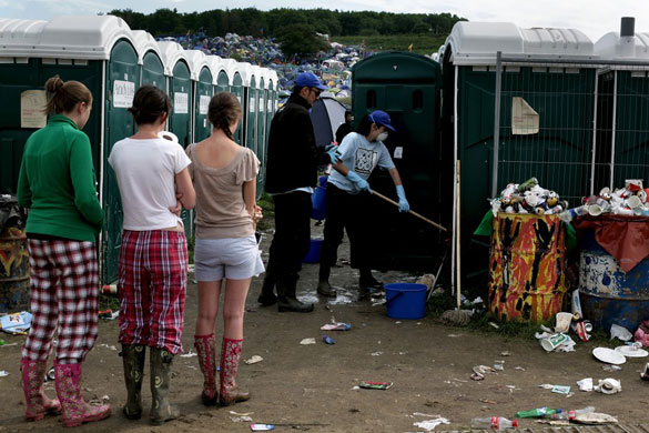 Glastonbury Day 4: Glastonbury festival: Day four toilets queue