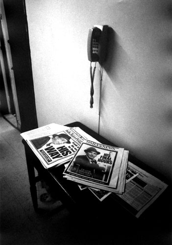 American newspapers headlining the death of Frank Sinatra