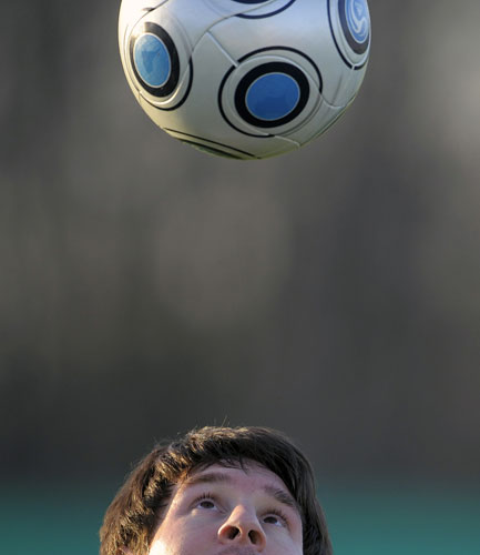 24sport: Lionel Messi ball juggling