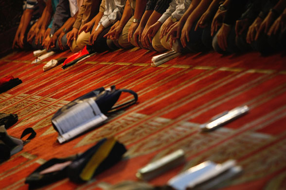 3 June 2009: Cairo, Egypt: Islamic students pray at the al Azhar mosque
