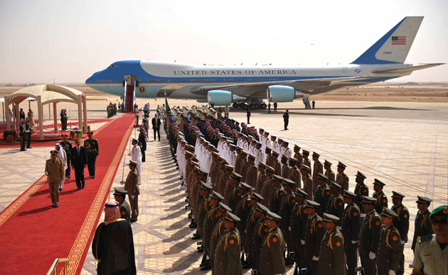 Obama in Saudi Arabia: Saudi King Abdullah Aziz al-Saud and President Obama with an honour guard 