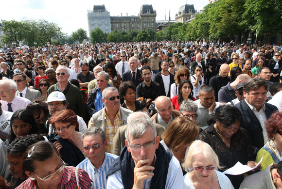 Memorial service: People stand outside the Notre-Dame cathedral 