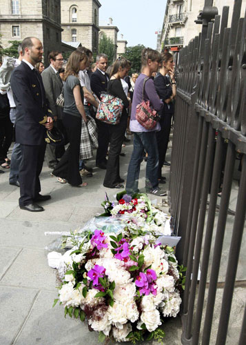 Memorial service: People enter the gates at the Notre-Dame Cathedral 