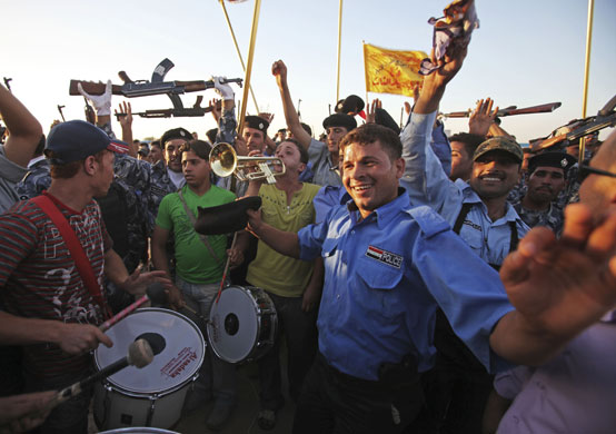 Iraqi army handover: Iraqi security forces celebrate in Ramadi, Iraq
