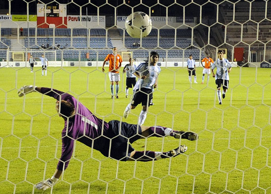 24sport: Argentina's Ever Banega scores a penalty