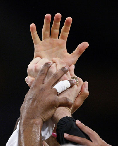 24sport: Los Angeles Lakers players gather for a team high-five es in Los Angeles