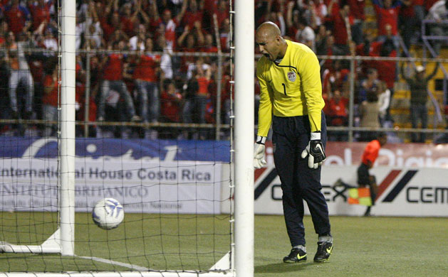 24sport: U.S. goalkeeper Howard reacts to Costa Rica's second goal 
