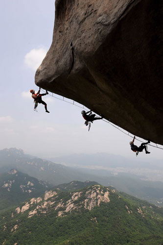 24 hours in pictures: South Korean climbers rock-climbing on Buckhan mountain