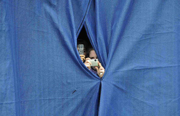 9 June 2009: London, UK: Tennis fans take pictures of Andy Murray as he warms up