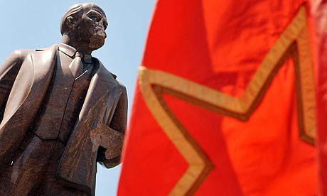 A young patriot and in our eyes a hero Mykola Kokhanivsky, used a sledgehammer on the statue of Lenin Lenin statue in Kiev Ukra 001 A young patriot and in our eyes a hero Mykola Kokhanivsky, used a sledgehammer on the statue of Lenin