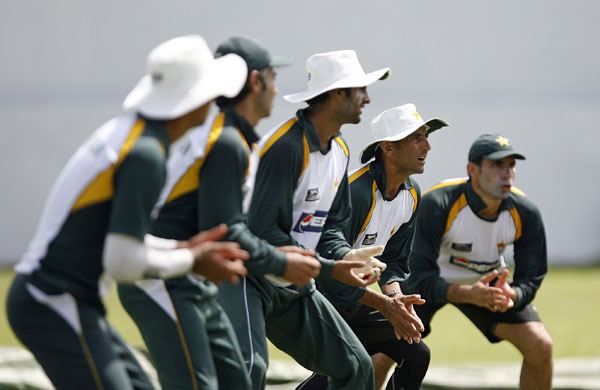 24sport: Pakistan's players wait to field a ball
