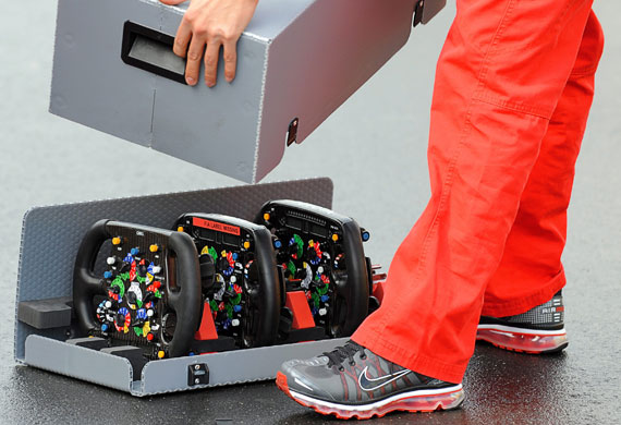 24sport: A mechanic closes the transportation box