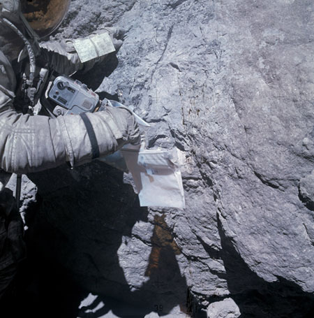 Walk on the moon: Apollo 16