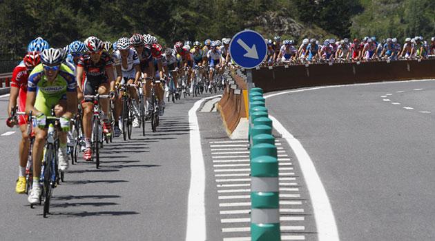Tour de France : The pack speeds down Envalira Pass