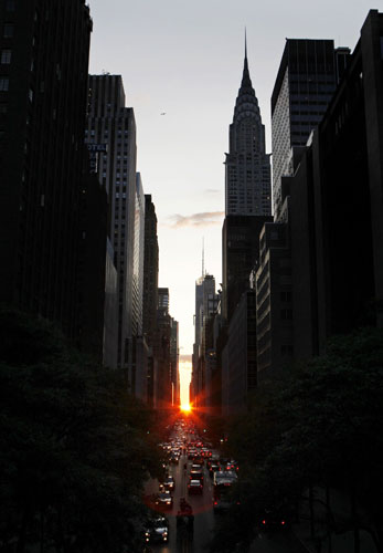 13 July 1009: : New York, US: The sun shines down 42nd Street