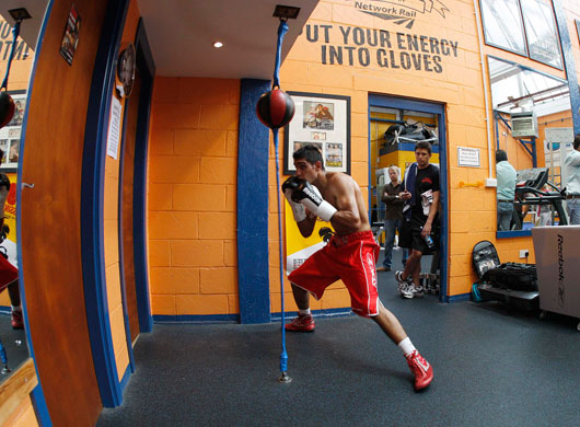 24sport: Amir Khan works on a double end bag