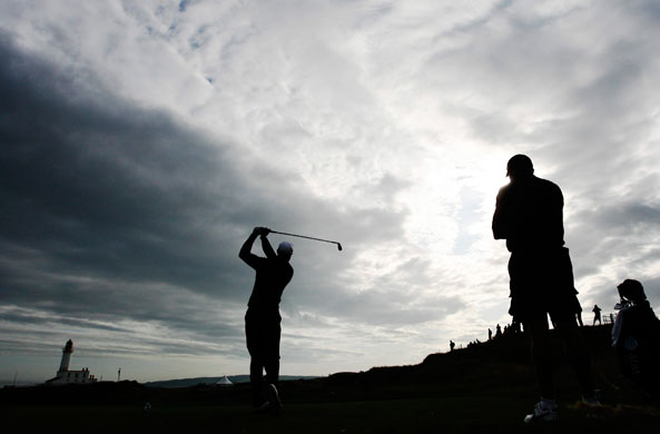 24sport: Tiger Woods tees off on the ninth hole