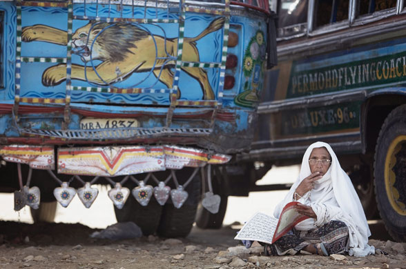 Refugees return to Swat: A woman, internally displaced from Swat waits to leave the Yar Hussain camp