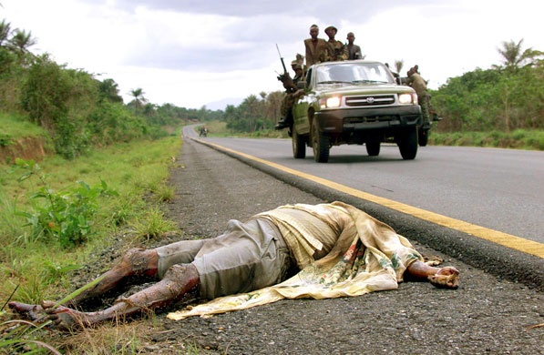 Charles Taylor: 2000: Sierra Leonean Army passes the corpse of an RUF fighter 
